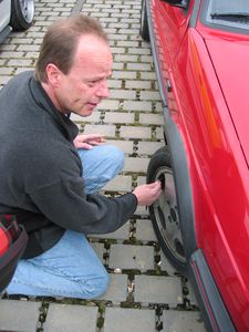 Sir B. adjusting his tyre pressures